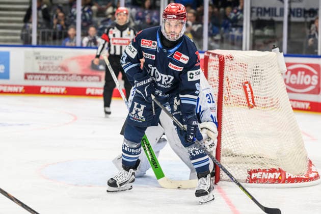 Pictured from left: Sebastian Uvira, Schwenninger Wild Wings, GER, BW, VS, Penny DEL, Ice Hockey League, Matchday 6, Schwenninger Wild Wings vs. Straubing Tigers at the Helios Arena in Villingen-Schwenningen, October 4, 2026, Copyright: HMBxMedia UwexKoch