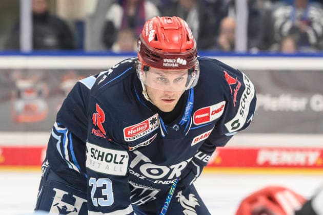 Pictured, from left: Reed Lebsterae of the Schwenninger Wild Wings; cutout; GER; BW; VS; Penny DEL; Ice Hockey League; Matchday 6; Schwenninger Wild Wings vs. Straubing Tigers at the Helios Arena in Villingen-Schwenningen, October 4, 2026, Copyright: HMBxMedia UwexKoch