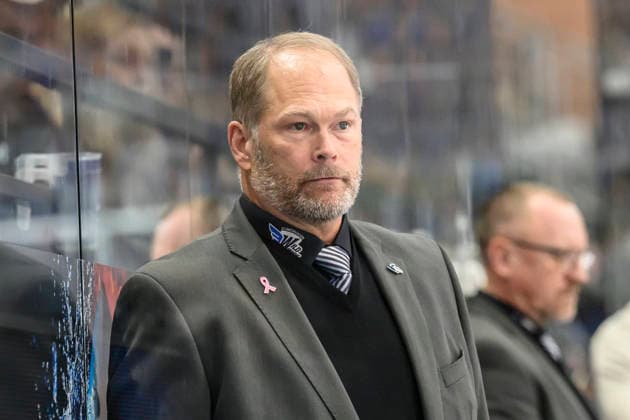 In the photo, from left: Steve Walker, Schwenninger Wild Wings; free agent; GER; BW; VS; Penny DEL; Ice Hockey League; Matchday 6; Schwenninger Wild Wings vs. Straubing Tigers at the Helios Arena in Villingen-Schwenningen, October 4, 2026, Copyright: HMBxMedia UwexKoch