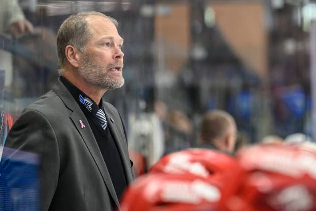 In the photo, from left: Steve Walker, Schwenninger Wild Wings; free agent; GER; BW; VS; Penny DEL; Ice Hockey League; Matchday 6; Schwenninger Wild Wings vs. Straubing Tigers at the Helios Arena in Villingen-Schwenningen, October 4, 2026, Copyright: HMBxMedia UwexKoch
