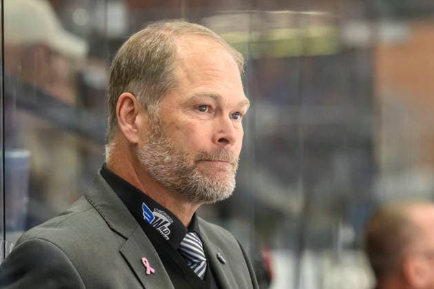 In the photo, from left: Steve Walker, Schwenninger Wild Wings; free agent; GER; BW; VS; Penny DEL; Ice Hockey League; Matchday 6; Schwenninger Wild Wings vs. Straubing Tigers at the Helios Arena in Villingen-Schwenningen, October 4, 2026, Copyright: HMBxMedia UwexKoch