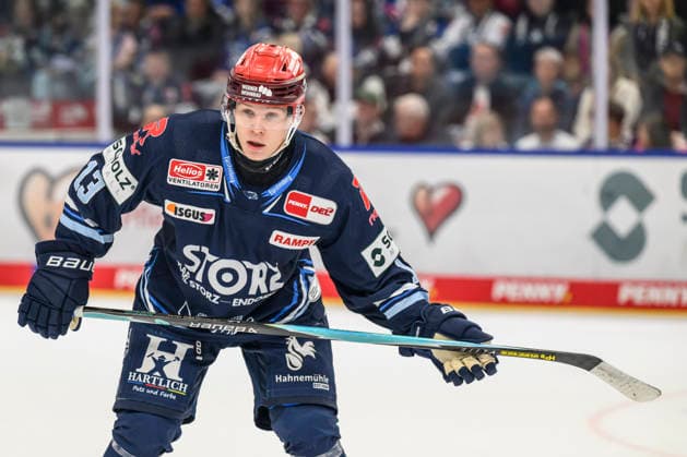 In the photo, from left: Vadim Schreiner, Schwenninger Wild Wings; cutout; GER; BW; VS; Penny DEL; Ice Hockey League; Matchday 6; Schwenninger Wild Wings vs. Straubing Tigers at the Helios Arena in Villingen-Schwenningen, October 4, 2026, Copyright: HMBxMedia UwexKoch
