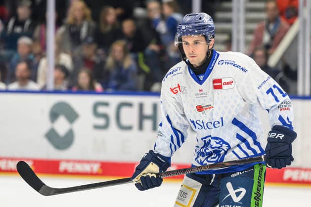 In the photo, from left: Nick Halloran, Straubing Tigers; cutout, GER, BW, VS, Penny DEL, Ice Hockey League, Matchday 6, Schwenninger Wild Wings vs. Straubing Tigers at the Helios Arena in Villingen-Schwenningen, October 4, 2026, Copyright: HMBxMedia UwexKoch