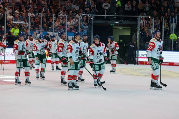 Disappointment for the Augsburger Panther after the loss, Christian Hanke 25 Augsburger Panther, Enrico Henriquez Morales 52 Augsburg Panthers, Kyle Wood 37 Augsburg Panthers, EHC Red Bull Munich vs. Augsburg Panthers, Matchday 6, Ice Hockey, Penny DEL, Oct. 3, 2026, Munich, Bavaria, Germany Copyright: xkolbert-press ChristianxKolbertx