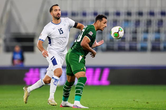 UEFA Nations League Group Stage, TSC Arena, BaÄka Topola, Serbia 4 10 2026 Republic of Ireland vs Israel Ireland™s Adam Idah is pressured by Israel s Eliel Peretz Adam Idah is pressured by Eliel Peretz 4 10 2026  Copyright: xx RB1_1269