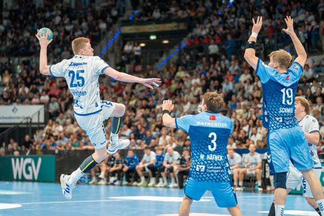 Handball I Men I 2026–2027 Season I Bundesliga I Matchday 6 I TVB Stuttgart vs. TBV Lemgo Lippe I October 4, 2026 Niels Gerardus Versteijnen, 25, of TBV Lemgo Lippe taking a shot, Max Häfner, 3, TVB Stuttgart, and Linus Schmid, 19, TVB Stuttgart, on defense; Stuttgart Porsche Arena, Baden-Württemberg, Germany Copyright: xLobeca MaxxPetershansx