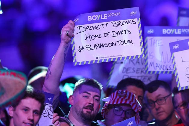 2026 BOYLE Sports World Grand Prix Fans hold up signs during the 2026 Boyle Sports World Grand Prix Final at Mattioli Arena, Leicester, United Kingdom on 4 October 2026 Credit: Ryan Crockett Every Second Media Editorial use only. All images are copyright Every Second Media Limited. No images may be reproduced without prior permission. Copyright: xIMAGO EveryxSecondxMediax ESM-2198-0032 RyanxCrockettx xEveryxSecondxMediax