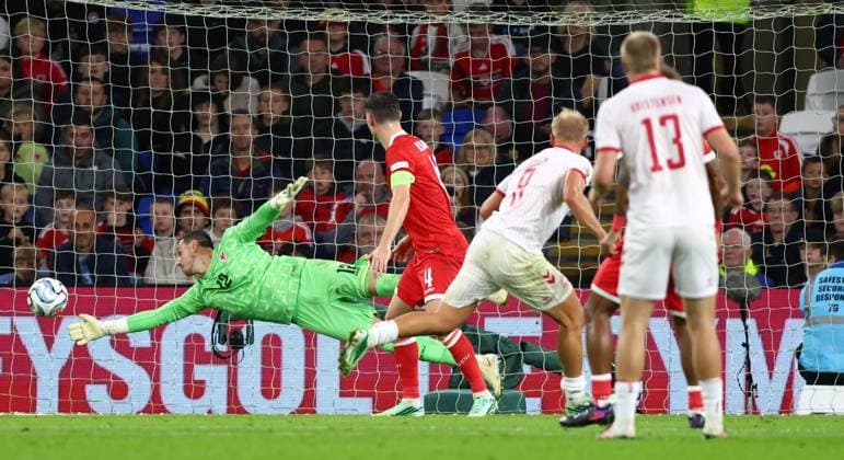 Danny Ward of Wales makes a diving save onto the post from Gustav Isaksen of Denmark Wales v Denmark, UEFA Nations League, Football, Cardiff City Stadium, Cardiff, UK - 04 Oct 2026Cardiff Cardiff City Stadium United Kingdom  Copyright: xKieranxMcManus Shutterstockx 17185536z