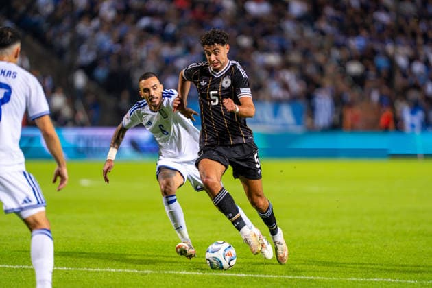 Aleksandar Pavlovic, Germany, 05 vs. Dimitris Kourbelis, Greece, 06 Greece vs. Germany, Soccer, UEFA Nations League, Matchday 4, 2026–2027 Season, October 4, 2026 Greece vs. Germany, Soccer, UEFA Nations League, Matchday 4, 2026–2027 Season, October 4, 2026 Thessaloniki Copyright: xEibner-Pressefoto J.xDerondeaux EP_JDU