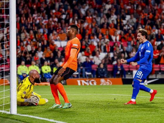 EINDHOVEN - Serbian goalkeeper Vanja Milinkovic-Savic makes a save and Denzel Dumfries of the Netherlands and Vasilije Kostov of Serbia react during the UEFA Nations League match between the Netherlands and Serbia at the Philips Stadium on October 4, 2026 in Eindhoven, the Netherlands. MARCEL TER BALS ANP UEFA Nations League 2026 27 xVIxANPxSportx xMarcelxterxBalsxIVx 571524380 originalFilename: 571524380.jpg