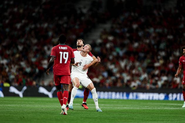 October 4, 2026, Porto, Porto, Portugal: DESCRIPTION heads the ball during the UEFA Nations League A 2026 27 - Matchday 4 match between Portugal and Norway at Estadio do Dragao. UEFA Nations League A 2026 27 - Matchday 4 Portugal X Norway  - ZUMAe141 20261004_zsp_e141_042 Copyright: xLuisxEirasx
