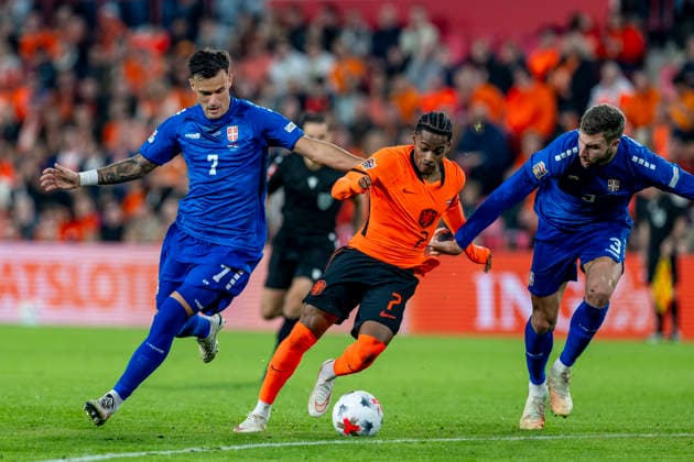 EINDHOVEN l Serbia midfielder Aleksandar Stankovic, Netherlands forward Crysencio Summerville, and Serbia defender Strahinja Pavlovic during the UEFA Nations League match between the Netherlands and Serbia at Philips Stadion on October 4, 2026, in Eindhoven, Netherlands. Photo by DeFodi Images