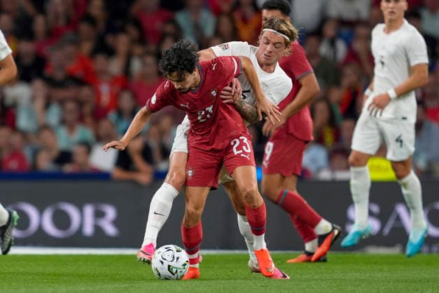 Soccer, Nations League: Portugal vs. Norway, Nations League Porto, Portugal 20261004 Norway’s Patrick Berg and Portugal’s Vitinha during the international soccer match between Portugal and Norway in the Nations League at Estádio do Dragão. Photo: Lise Aserud, NTB, Porto, Portugal. EDITORIAL USE ONLY. RESTRICTED USE FOR BETTING COMPANIES  Copyright: xLisexAserudxx xNTBx