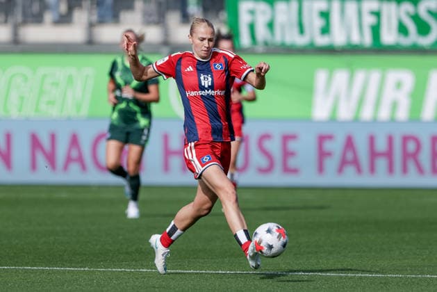 Paulina Bartz, Hamburger SV (HSV), 37, with the ball, single frame, full-body shot, action, game scene, DFB REGULATIONS PROHIBIT ANY USE OF PHOTOGRAPHS AS SEQUENCE IMAGES AND OR VIDEO-LIKE PHOTO SERIES DFB REGULATIONS PROHIBIT ANY USE OF PHOTOGRAPHS AS IMAGE SEQUENCES AND OR QUASI-VIDEO, October 4, 2026, Wolfsburg, Germany, Soccer, Google Pixel Women’s Bundesliga, VfL Wolfsburg vs. Hamburger SV xobx