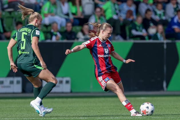 v li Ella Peddemor of VfL Wolfsburg, 5, and Annaleen Böhler of Hamburger SV (HSV), 6, in a one-on-one battle, duel, dynamic moment, action, game play, DFB REGULATIONS PROHIBIT ANY USE OF PHOTOGRAPHS AS SEQUENCE IMAGES AND OR VIDEO-LIKE PHOTO SERIES DFB REGULATIONS PROHIBIT ANY USE OF PHOTOGRAPHS AS SEQUENCEENCES AND OR QUASI-VIDEO, April 10, 2026, Wolfsburg, Germany, soccer, Google Pixel Women’s Bundesliga, VfL Wolfsburg vs. Hamburger SV xobx