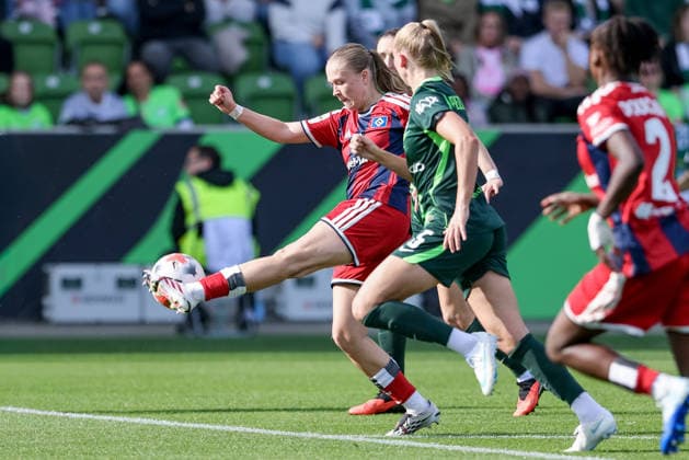 From left: Annaleen Böhler of Hamburger SV (HSV), 6, and Ella Peddemor of VfL Wolfsburg, 5, in a one-on-one battle, duel, dynamic moment, action, game scene, DFB REGULATIONS PROHIBIT ANY USE OF PHOTOGRAPHS AS SEQUENCE IMAGES AND OR VIDEO-LIKE PHOTO SERIES DFB REGULATIONS PROHIBIT ANY USE OF PHOTOGRAPHS AS IMAGE SEQUENCES AND OR QUASI-VIDEO, April 10, 2026, Wolfsburg, Germany, Soccer, Google Pixel Women’s Bundesliga, VfL Wolfsburg vs. Hamburger SV xobx