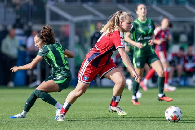 From left: Kessya Bussy of VfL Wolfsburg, 19, and Svea Stoldt of Hamburger SV (HSV), 8, in a one-on-one battle, duel, dynamic moment, action, game scene, DFB REGULATIONS PROHIBIT ANY USE OF PHOTOGRAPHS AS SEQUENCE IMAGES AND OR VIDEO-LIKE PHOTO SERIES DFB REGULATIONS PROHIBIT ANY USE OF PHOTOGRAPHS AS SEQUENCE IMAGESENCES AND OR QUASI-VIDEO, April 10, 2026, Wolfsburg, Germany, soccer, Google Pixel Women’s Bundesliga, VfL Wolfsburg vs. Hamburger SV xobx