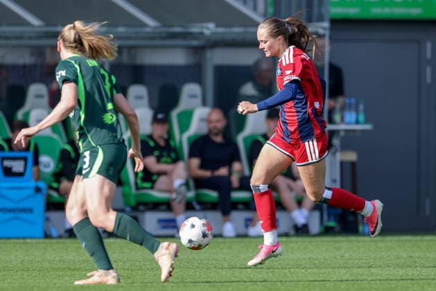 Camilla Linberg, Hamburger SV (HSV), 7 on the ball, single frame, full-body, action, game scene, DFB REGULATIONS PROHIBIT ANY USE OF PHOTOGRAPHS AS SEQUENCE IMAGES AND OR VIDEO-LIKE PHOTO SERIES DFB REGULATIONS PROHIBIT ANY USE OF PHOTOGRAPHS AS IMAGE SEQUENCES AND OR QUASI-VIDEO, April 10, 2026, Wolfsburg, Germany, Soccer, Google Pixel Women’s Bundesliga, VfL Wolfsburg vs. Hamburger SV xobx