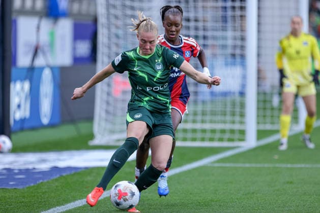From left: Janina Minge (VfL Wolfsburg), 6, and Magou Doucoure (Hamburger SV, HSV), 2, in a one-on-one battle, duel, dynamic moment, action, game scene, DFB REGULATIONS PROHIBIT ANY USE OF PHOTOGRAPHS AS SEQUENCE IMAGES AND OR VIDEO-LIKE PHOTO SERIES DFB REGULATIONS PROHIBIT ANY USE OF PHOTOGRAPHS AS IMAGE SEQUENCES AND OR QUASI-VIDEO, October 4, 2026, Wolfsburg, Germany, soccer, Google Pixel Women’s Bundesliga, VfL Wolfsburg vs. Hamburger SV xobx