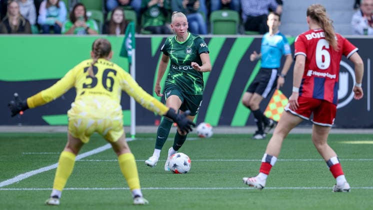 v li Jule Baum, goalkeeper, Hamburger SV, 36, Ella Peddemor, VfL Wolfsburg, 5, on the ball, single frame, full body, action, game scene, Annaleen Böhler, Hamburger SV, HSV, 6, DFB REGULATIONS PROHIBIT ANY USE OF PHOTOGRAPHS AS SEQUENCE IMAGES AND OR VIDEO-LIKE PHOTO SERIES DFB REGULATIONS PROHIBIT ANY USE OF PHOTOGRAPHS AS IMAGE SEQUENCES AND OR QUASI-VIDEO, April 10, 2026, Wolfsburg, Germany, soccer, Google Pixel Women’s Bundesliga, VfL Wolfsburg, Hamburger SV xobx