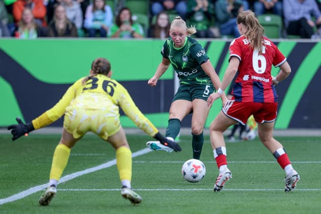 v li Jule Baum, goalkeeper, Hamburger SV, 36, Ella Peddemor, VfL Wolfsburg, 5, on the ball, single frame, full body, action, game scene, Annaleen Böhler, Hamburger SV, HSV, 6, DFB REGULATIONS PROHIBIT ANY USE OF PHOTOGRAPHS AS SEQUENCE IMAGES AND OR VIDEO-LIKE PHOTO SERIES DFB REGULATIONS PROHIBIT ANY USE OF PHOTOGRAPHS AS IMAGE SEQUENCES AND OR QUASI-VIDEO, April 10, 2026, Wolfsburg, Germany, soccer, Google Pixel Women’s Bundesliga, VfL Wolfsburg, Hamburger SV xobx