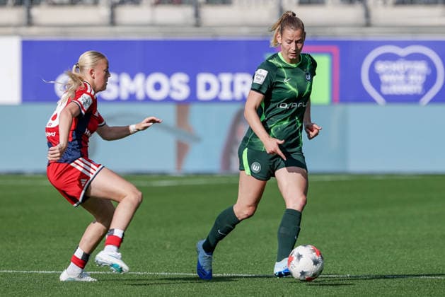 From left: Lena Martens (Hamburger SV), 18, and Sarai Linder (VfL Wolfsburg), 39, in a one-on-one battle, duel, dynamic moment, action, game scene, DFB REGULATIONS PROHIBIT ANY USE OF PHOTOGRAPHS AS SEQUENCE IMAGES AND OR VIDEO-LIKE PHOTO SERIES DFB REGULATIONS PROHIBIT ANY USE OF PHOTOGRAPHS AS IMAGE SEQUENCES AND OR QUASI-VIDEO, April 10, 2026, Wolfsburg, Germany, soccer, Google Pixel Women’s Bundesliga, VfL Wolfsburg vs. Hamburger SV xobx