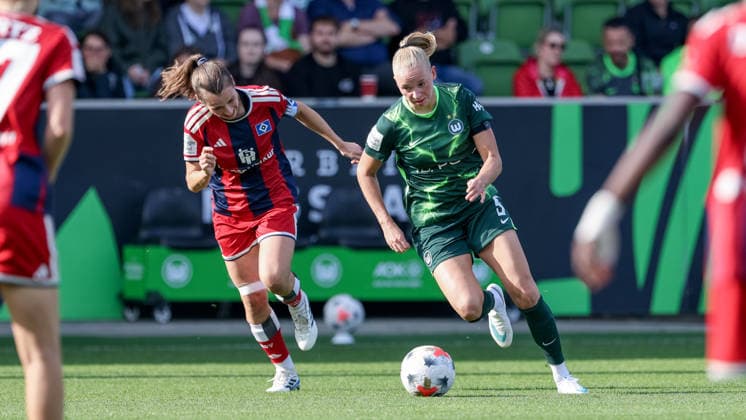 From left: Pauline Machtens of Hamburger SV (HSV), 28, and Ella Peddemor of VfL Wolfsburg, 5, in a one-on-one battle, duel, dynamic moment, action, game scene, DFB REGULATIONS PROHIBIT ANY USE OF PHOTOGRAPHS AS SEQUENCE IMAGES AND OR VIDEO-LIKE PHOTO SERIES DFB REGULATIONS PROHIBIT ANY USE OF PHOTOGRAPHS AS SEQUENCEENCES AND OR QUASI-VIDEO, April 10, 2026, Wolfsburg, Germany, Soccer, Google Pixel Women’s Bundesliga, VfL Wolfsburg vs. Hamburger SV xobx