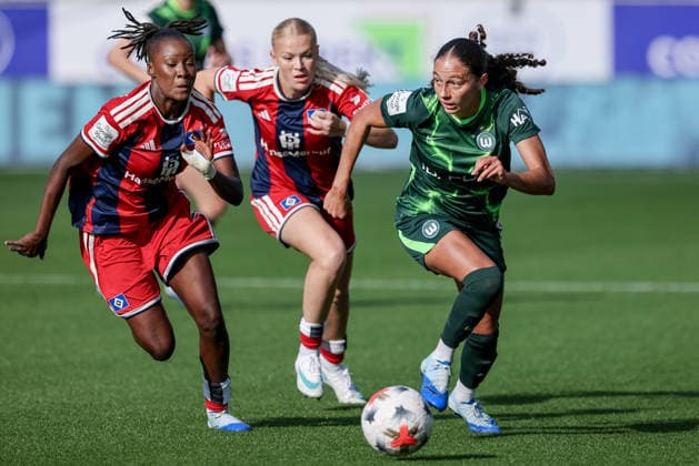 v li Magou Doucoure, Hamburger SV (HSV), 2, and Kessya Bussy, VfL Wolfsburg, 19, in a one-on-one, duel, dynamic moment, action, game scene, DFB REGULATIONS PROHIBIT ANY USE OF PHOTOGRAPHS AS SEQUENCE IMAGES AND OR VIDEO-LIKE PHOTO SERIES DFB REGULATIONS PROHIBIT ANY USE OF PHOTOGRAPHS AS SEQUENCEENCES AND OR QUASI-VIDEO, April 10, 2026, Wolfsburg, Germany, soccer, Google Pixel Women’s Bundesliga, VfL Wolfsburg vs. Hamburger SV xobx