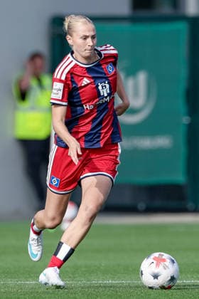 Paulina Bartz, Hamburger SV (HSV), age 37, on the ball, cutout, single image, full-body, action, game scene, DFB REGULATIONS PROHIBIT ANY USE OF PHOTOGRAPHS AS SEQUENCE IMAGES AND OR VIDEO-LIKE PHOTO SERIES DFB REGULATIONS PROHIBIT ANY USE OF PHOTOGRAPHS AS IMAGE SEQUENCES AND OR QUASI-VIDEO, October 4, 2026, Wolfsburg, Germany, Soccer, Google Pixel Women’s Bundesliga, VfL Wolfsburg vs. Hamburger SV xobx