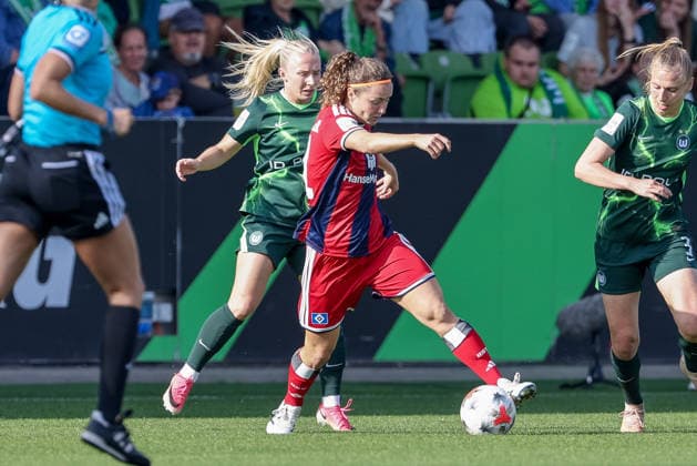 From left: Thea Bjelde (VfL Wolfsburg), 2; Melanie Brunnthaler (Hamburger SV, HSV), 11; and Lieske Carleer (VfL Wolfsburg), 3, in a one-on-one battle, duel, dynamic moment, action, game scene, DFB REGULATIONS PROHIBIT ANY USE OF PHOTOGRAPHS AS SEQUENCE IMAGES AND OR VIDEO-LIKE PHOTO SERIES DFB REGULATIONS PROHIBIT ANY USE OF PHOTOGRAPHS AS IMAGE SEQUENCES AND OR QUASI-VIDEO, April 10, 2026, Wolfsburg, Germany, soccer, Google Pixel Women’s Bundesliga, VfL Wolfsburg vs. Hamburger SV xobx