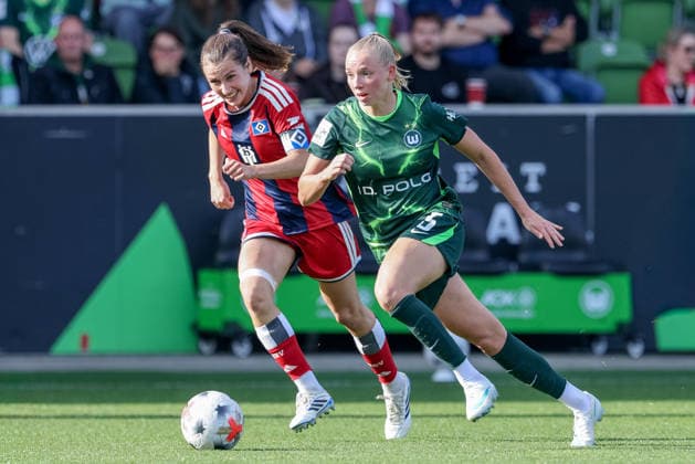 From left: Pauline Machtens of Hamburger SV (HSV), 28, and Ella Peddemor of VfL Wolfsburg, 5, in a one-on-one battle, duel, dynamic moment, action, game scene, DFB REGULATIONS PROHIBIT ANY USE OF PHOTOGRAPHS AS SEQUENCE IMAGES AND OR VIDEO-LIKE PHOTO SERIES DFB REGULATIONS PROHIBIT ANY USE OF PHOTOGRAPHS AS IMAGE SEQUENCES AND OR QUASI-VIDEO, April 10, 2026, Wolfsburg, Germany, Soccer, Google Pixel Women’s Bundesliga, VfL Wolfsburg vs. Hamburger SV xobx