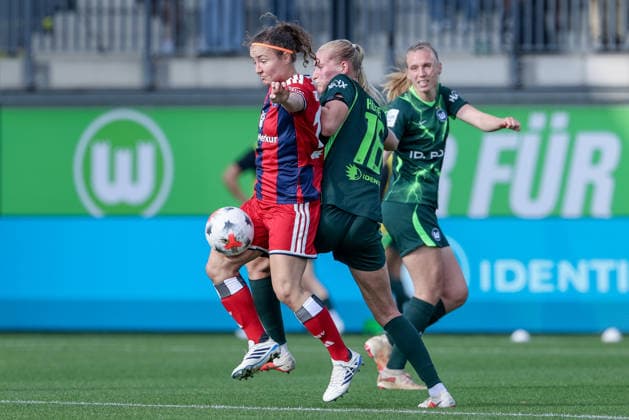From left: Melanie Brunnthaler (Hamburger SV, HSV), 11, and Camilla Küver (VfL Wolfsburg), 16, in a one-on-one battle, duel, dynamic moment, action, game scene, DFB REGULATIONS PROHIBIT ANY USE OF PHOTOGRAPHS AS SEQUENCE IMAGES AND OR VIDEO-LIKE PHOTO SERIES DFB REGULATIONS PROHIBIT ANY USE OF PHOTOGRAPHS AS IMAGE SEQUENCES AND OR QUASI-VIDEO, October 4, 2026, Wolfsburg, Germany, soccer, Google Pixel Women’s Bundesliga, VfL Wolfsburg vs. Hamburger SV xobx