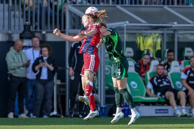 From left: Melanie Brunnthaler (Hamburger SV, HSV), 11, and Sophia Kleinherne (VfL Wolfsburg), 4, in a header duel, header, tackle, action, game scene, DFB REGULATIONS PROHIBIT ANY USE OF PHOTOGRAPHS AS SEQUENCE IMAGES AND OR VIDEO-LIKE PHOTO STREAMS DFB REGULATIONS PROHIBIT ANY USE OF PHOTOGRAPHS AS IMAGE SEQUENCES AND OR QUASI-VIDEO, October 4, 2026, Wolfsburg, Germany, soccer, Google Pixel Women’s Bundesliga, VfL Wolfsburg vs. Hamburger SV xobx