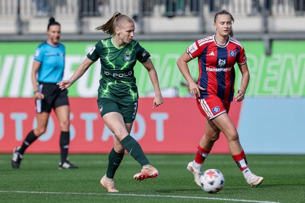 v li Lieske Carleer (VfL Wolfsburg), 3, and Nikola Karczewska (Hamburger SV), 20, in a one-on-one, duel, dynamic moment, action, game scene, DFB REGULATIONS PROHIBIT ANY USE OF PHOTOGRAPHS AS SEQUENCE IMAGES AND OR VIDEO-LIKE PHOTO SERIES DFB REGULATIONS PROHIBIT ANY USE OF PHOTOGRAPHS AS SEQUENCE IMAGESENCES AND OR QUASI-VIDEO, April 10, 2026, Wolfsburg, Germany, soccer, Google Pixel Women’s Bundesliga, VfL Wolfsburg vs. Hamburger SV xobx