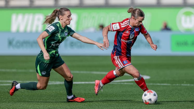 From left: Lara Prasnikar (VfL Wolfsburg), 9, and Leila Peneau (Hamburger SV), 15, in a one-on-one battle, duel, dynamic moment, action, game scene, DFB REGULATIONS PROHIBIT ANY USE OF PHOTOGRAPHS AS SEQUENCE IMAGES AND OR VIDEO-LIKE PHOTO SERIES DFB REGULATIONS PROHIBIT ANY USE OF PHOTOGRAPHS AS SEQUENCE IMAGESENCES AND OR QUASI-VIDEO, April 10, 2026, Wolfsburg, Germany, soccer, Google Pixel Women’s Bundesliga, VfL Wolfsburg vs. Hamburger SV xobx