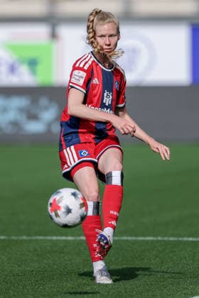Jaqueline Dönges, Hamburger SV (HSV), age 21, on the ball, cutout, single image, full body, action, game scene, DFB REGULATIONS PROHIBIT ANY USE OF PHOTOGRAPHS AS SEQUENCE IMAGES AND OR VIDEO-LIKE PHOTO SERIES DFB REGULATIONS PROHIBIT ANY USE OF PHOTOGRAPHS AS IMAGE SEQUENCES AND OR QUASI-VIDEO, October 4, 2026, Wolfsburg, Germany, Soccer, Google Pixel Women’s Bundesliga, VfL Wolfsburg vs. Hamburger SV xobx