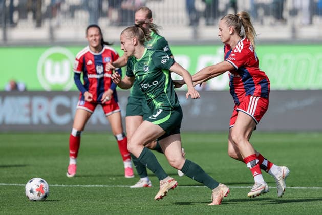 v li Lieske Carleer (VfL Wolfsburg), 3, and Nikola Karczewska (Hamburger SV), 20, in a one-on-one battle, duel, dynamic moment, action, game scene, DFB REGULATIONS PROHIBIT ANY USE OF PHOTOGRAPHS AS IMAGE SEQUENCES AND OR VIDEO-LIKE PHOTO SERIES DFB REGULATIONS PROHIBIT ANY USE OF PHOTOGRAPHS AS IMAGE SEQUENCES AND OR QUASI-VIDEO, October 4, 2026, Wolfsburg, Germany, soccer, Google Pixel Women’s Bundesliga, VfL Wolfsburg vs. Hamburger SV xobx
