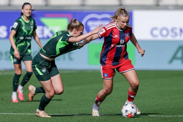 v li Lieske Carleer (VfL Wolfsburg), 3, and Nikola Karczewska (Hamburger SV), 20, in a one-on-one battle, duel, dynamic moment, action, game scene, DFB REGULATIONS PROHIBIT ANY USE OF PHOTOGRAPHS AS IMAGE SEQUENCES AND OR VIDEO-LIKE PHOTO SERIES DFB REGULATIONS PROHIBIT ANY USE OF PHOTOGRAPHS AS IMAGE SEQUENCES AND OR QUASI-VIDEO, October 4, 2026, Wolfsburg, Germany, soccer, Google Pixel Women’s Bundesliga, VfL Wolfsburg vs. Hamburger SV xobx