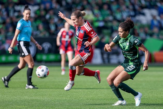 From left: Leila Peneau of Hamburger SV, 15, and Cora Zicai of VfL Wolfsburg, 28, in a one-on-one battle, duel, dynamic moment, action, game scene, DFB REGULATIONS PROHIBIT ANY USE OF PHOTOGRAPHS AS SEQUENCE IMAGES AND OR VIDEO-LIKE PHOTO SERIES DFB REGULATIONS PROHIBIT ANY USE OF PHOTOGRAPHS AS IMAGE SEQUENCES AND OR QUASI-VIDEO, April 10, 2026, Wolfsburg, Germany, soccer, Google Pixel Women’s Bundesliga, VfL Wolfsburg vs. Hamburger SV xobx