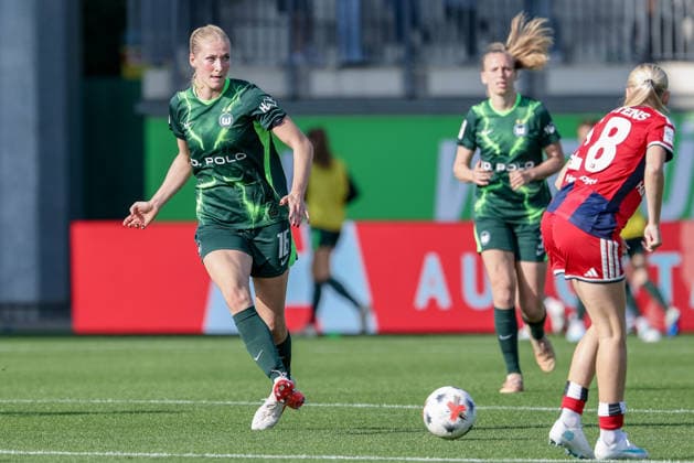Camilla Küver, VfL Wolfsburg, age 16, on the ball, single frame, full-body shot, action, game scene, DFB REGULATIONS PROHIBIT ANY USE OF PHOTOGRAPHS AS SEQUENCE IMAGES AND OR VIDEO-LIKE PHOTO SERIES DFB REGULATIONS PROHIBIT ANY USE OF PHOTOGRAPHS AS IMAGE SEQUENCES AND OR QUASI-VIDEO, October 4, 2026, Wolfsburg, Germany, Soccer, Google Pixel Women’s Bundesliga, VfL Wolfsburg vs. Hamburger SV xobx