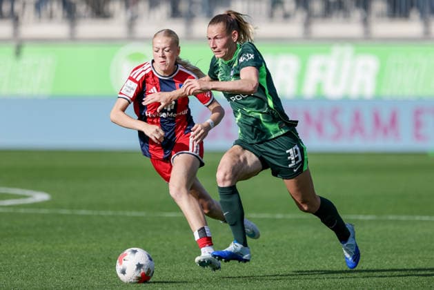 From left: Lena Martens (Hamburger SV), 18, and Sarai Linder (VfL Wolfsburg), 39, in a one-on-one battle, duel, dynamic moment, action, game scene, DFB REGULATIONS PROHIBIT ANY USE OF PHOTOGRAPHS AS SEQUENCE IMAGES AND OR VIDEO-LIKE PHOTO SEQUENCES, DFB REGULATIONS PROHIBIT ANY USE OF PHOTOGRAPHS AS IMAGE SEQUENCES AND OR QUASI-VIDEO, April 10, 2026, Wolfsburg, Germany, soccer, Google Pixel Women’s Bundesliga, VfL Wolfsburg vs. Hamburger SV xobx