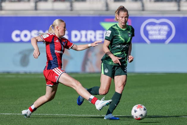 From left: Lena Martens (Hamburger SV), 18, and Sarai Linder (VfL Wolfsburg), 39, in a one-on-one battle, duel, dynamic moment, action, game scene, DFB REGULATIONS PROHIBIT ANY USE OF PHOTOGRAPHS AS SEQUENCE IMAGES AND OR VIDEO-LIKE PHOTO SERIES DFB REGULATIONS PROHIBIT ANY USE OF PHOTOGRAPHS AS SEQUENCE IMAGESENCES AND OR QUASI-VIDEO, April 10, 2026, Wolfsburg, Germany, soccer, Google Pixel Women’s Bundesliga, VfL Wolfsburg vs. Hamburger SV xobx
