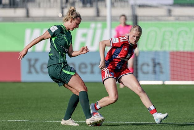 From left: Lena Lattwein (VfL Wolfsburg), 8, and Lena Martens (Hamburger SV), 18, in a one-on-one battle; duel; dynamic; action; game scene, DFB REGULATIONS PROHIBIT ANY USE OF PHOTOGRAPHS AS SEQUENCE IMAGES AND OR VIDEO-LIKE PHOTO SERIES DFB REGULATIONS PROHIBIT ANY USE OF PHOTOGRAPHS AS SEQUENCE IMAGESENCES AND OR QUASI-VIDEO, April 10, 2026, Wolfsburg, Germany, soccer, Google Pixel Women’s Bundesliga, VfL Wolfsburg vs. Hamburger SV xobx