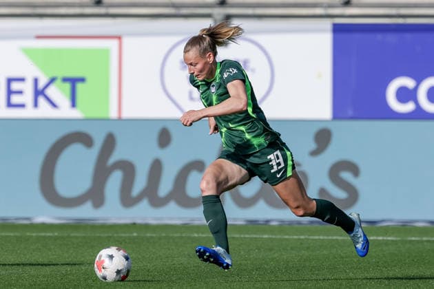Sarai Linder, VfL Wolfsburg, 39 with the ball, free kick, single frame, full body, action, game scene, DFB REGULATIONS PROHIBIT ANY USE OF PHOTOGRAPHS AS SEQUENCE IMAGES AND OR VIDEO-LIKE PHOTO SERIES DFB REGULATIONS PROHIBIT ANY USE OF PHOTOGRAPHS AS IMAGE SEQUENCES AND OR QUASI-VIDEO, April 10, 2026, Wolfsburg, Germany, Soccer, Google Pixel Women’s Bundesliga, VfL Wolfsburg, Hamburger SV xobx