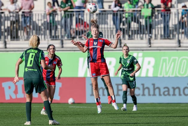 From left: Paulina Bartz (Hamburger SV, HSV), 37, and Janina Minge (VfL Wolfsburg), 6, in a header duel; header; tackle; action; game scene; DFB REGULATIONS PROHIBIT ANY USE OF PHOTOGRAPHS AS SEQUENCE IMAGES AND OR VIDEO-LIKE PHOTO SERIES DFB REGULATIONS PROHIBIT ANY USE OF PHOTOGRAPHS AS SEQUENCE IMAGES, April 10, 2026, Wolfsburg, Germany, soccer, Google Pixel Women’s Bundesliga, VfL Wolfsburg vs. Hamburger SV xobx