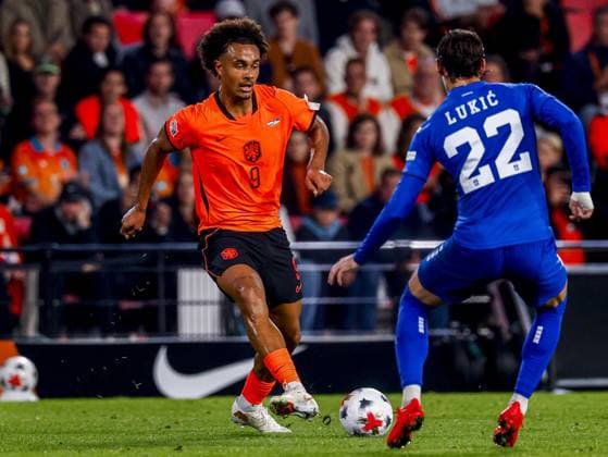 EINDHOVEN - Joshua Zirikzee of the Netherlands passes the ball under pressure from Sasa Lukic of Serbia during the UEFA Nations League match between the Netherlands and Serbia at the Philips Stadium on October 4, 2026 in Eindhoven, the Netherlands. MARCEL TER BALS ANP UEFA Nations League 2026 27 xVIxANPxSportx xMarcelxterxBalsxIVx 571528267 originalFilename: 571528267.jpg