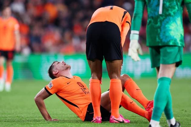 EINDHOVEN - Micky van de Ven of the Netherlands suffers a hand injury during the UEFA Nations League match between the Netherlands and Serbia at the Philips Stadium on October 4, 2026, in Eindhoven, the Netherlands. SONNY LENSEN ANP xVIxANPxSportx xxANPxIVx 571528421 originalFilename: 571528421.jpg