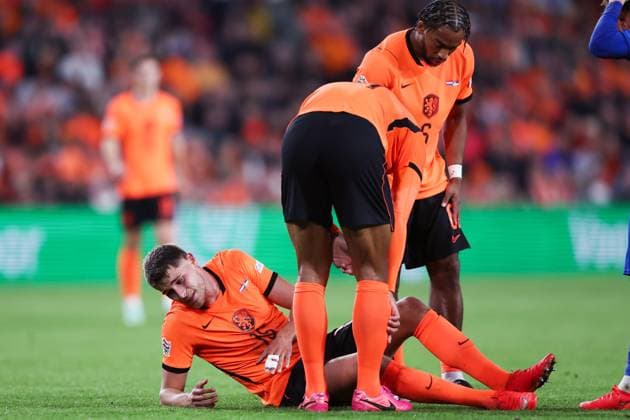 EINDHOVEN - Micky van de Ven of the Netherlands suffers a hand injury during the UEFA Nations League match between the Netherlands and Serbia at the Philips Stadium on October 4, 2026, in Eindhoven, the Netherlands. SONNY LENSEN ANP xVIxANPxSportx xxANPxIVx 571528437 originalFilename: 571528437.jpg