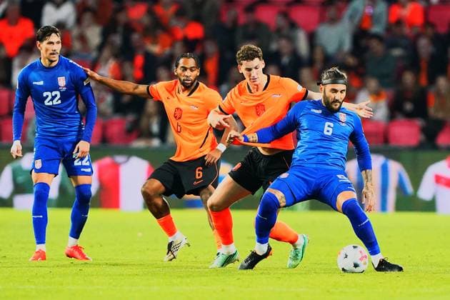 2026-10-04 UEFA Nations League: Netherlands v Serbia EINDHOVEN, NETHERLANDS - OCTOBER 4: Sasa Lukic and Nemanja Gudelj of Serbia, Quinten Timber of Netherlands and Ruben van Bommel of PSV Eindhoven during the UEFA Nations League match between Netherlands and Serbia at Philips Stadion on October 4, 2026 in Eindhoven, Netherlands. Eindhoven Philips Stadion Netherlands Content not available for redistribution in The Netherlands directly or indirectly through any third parties. Copyright: xAndrexWeeningx