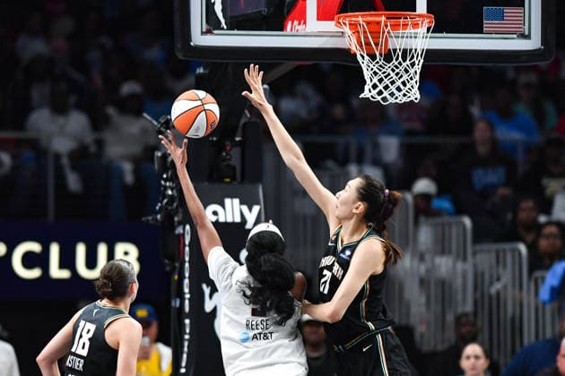 ATLANTA, GA - OCTOBER 04: Atlanta forward Angel Reese (5) attempts to shoot over New York center Han Xu (21) during the WNBA, Basketball Damen, USA second round playoff game between the New York Liberty and the Atlanta Dream on October 4th, 2026 at State Farm Arena in Atlanta, GA. (Photo by Rich von Biberstein Icon Sportswire) WNBA: OCT 04 New York Liberty at Atlanta Dream EDITORIAL USE ONLY Icon261004021